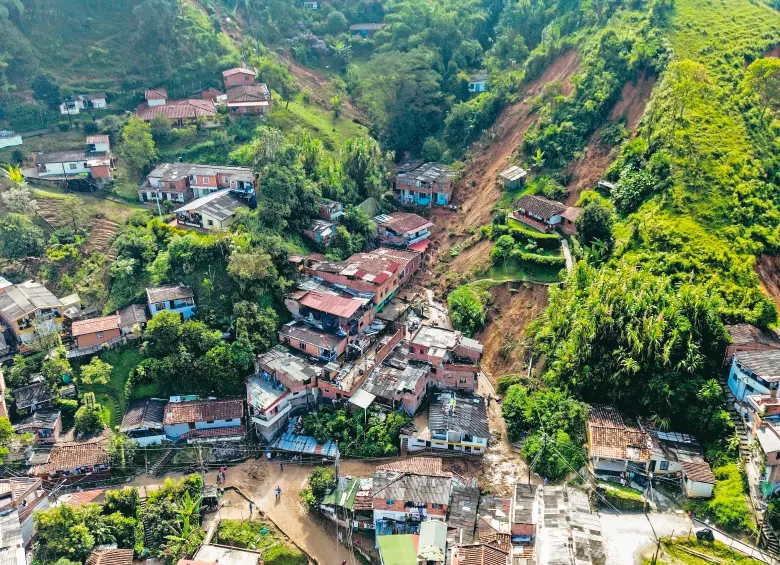 Vista aérea del barrio San Isidro de Sabaneta, tras el derrumbe que se desató en la tarde del jueves. FOTOS Camilo Suárez
