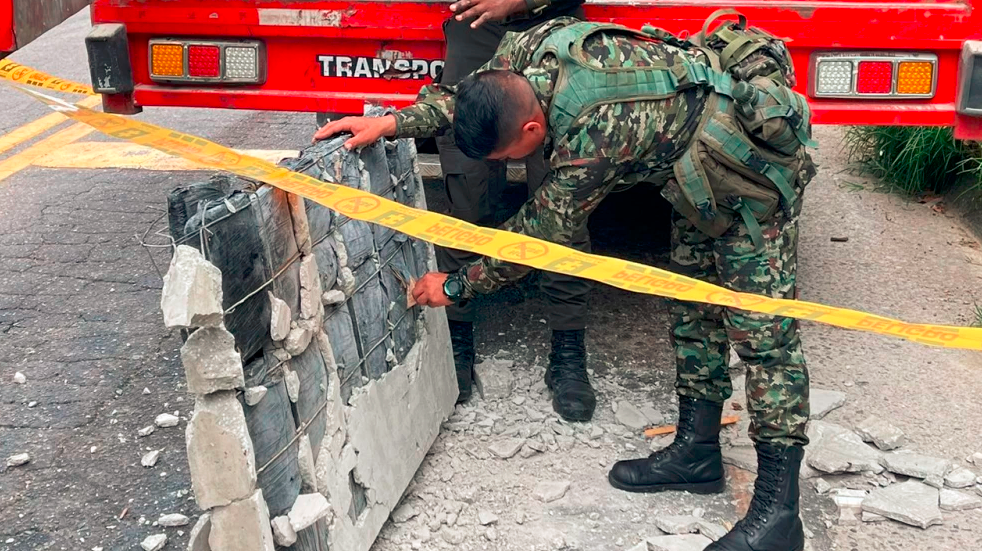 Ejército en el Huila incautó más de quinientos kilos de marihuna dentro de unos bloques de cemento. Foto: Ejército Nacional. 