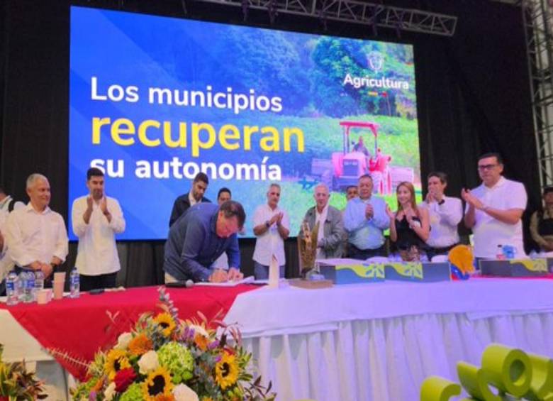 Firma del acto por parte del ministro de Agricultura en Fredonia. FOTO: Cortesía Ministerio de Agricultura