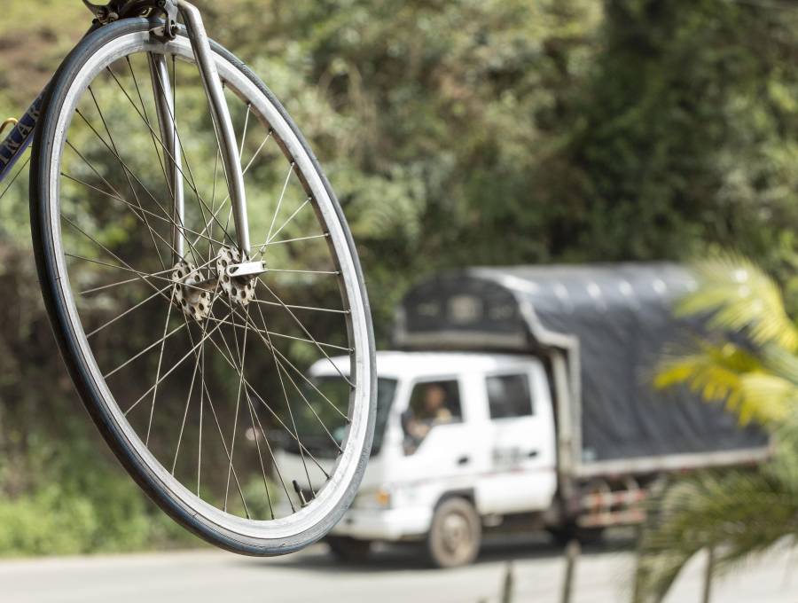 Dos menores de edad se accidentaron este fin de semana en la Avenida Las Palmas, al parecer mientras practicaban <i>Gravity Bike</i>. FOTO: Archivo EL COLOMBIANO, Edwin Bustamante