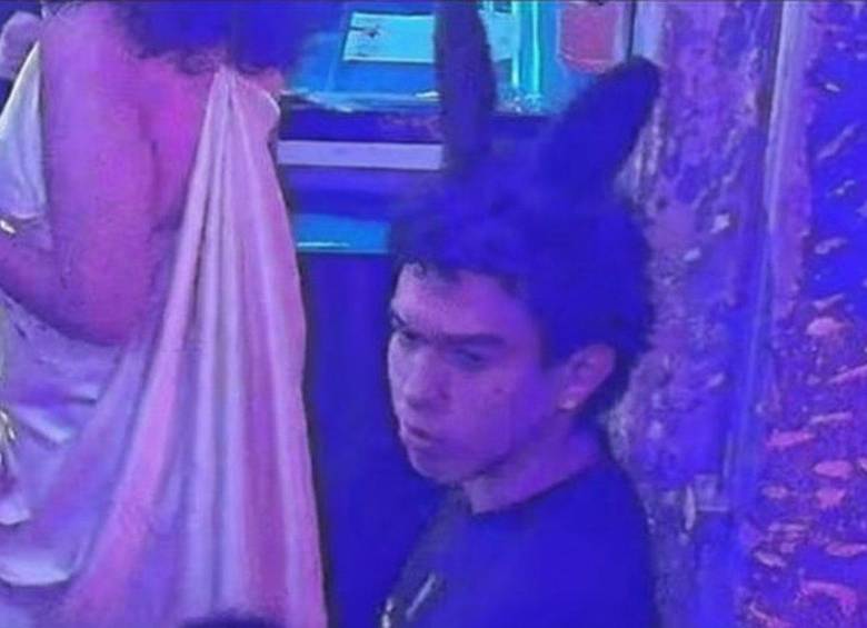 Ricardo González, señalado como segundo agresor de Jaime Esteban Moreno, llegando a la sede de la Fiscalía en Cartagena para entregarse a las autoridades. FOTO: Policía, redes sociales. 