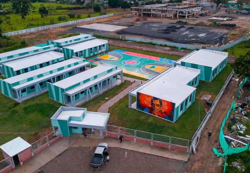 El colegio-universidad de El Tarra fue inaugurado en diciembre de 2025, pero sigue sin entrar en funcionamiento por falta de servicios públicos básicos. FOTO: Presidencia. 