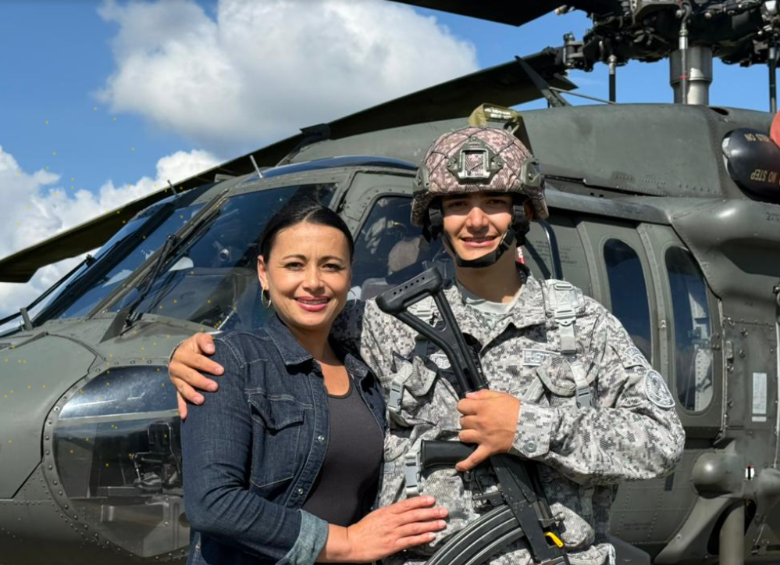 El encuentro, planeado con discreción, se dio en medio de su jornada de servicio y estuvo acompañado de abrazos, sonrisas y lágrimas. FOTO: Cortesía Cacom 5