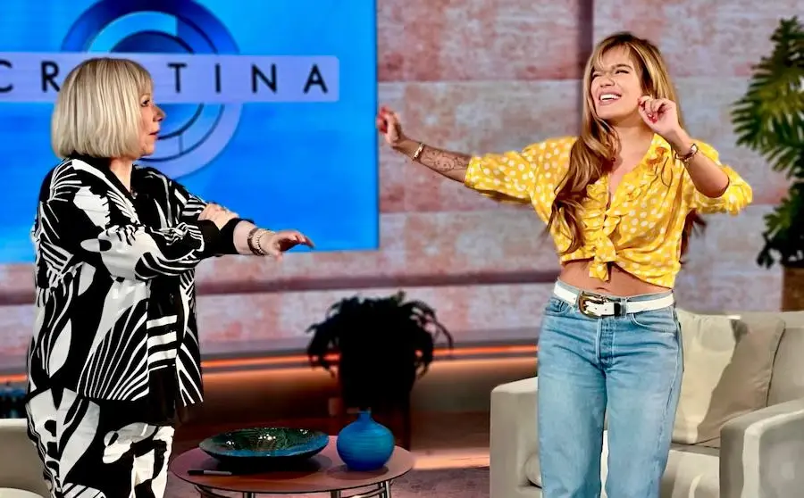 Cristina Saralegui recibió a Karol G en la nueva etapa de su mítico programa televisivo. Foto: Cortesía Univisión.