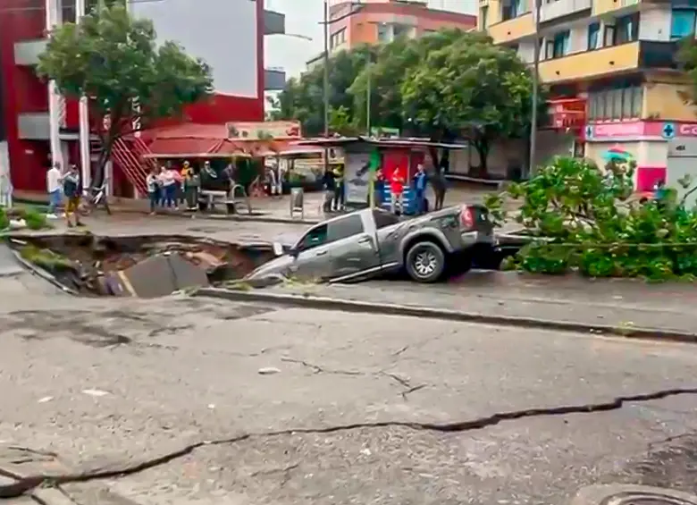 Este cráter se formó en el sector conocido como Villa Julia en Villavicencio. FOTO: Captura de video