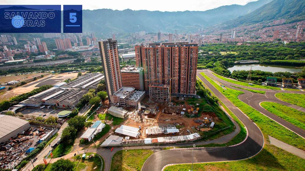 Pero el autódromo tardó años en iniciar y los proyectos de vivienda comenzaron a instalarse en los terrenos aledaños, lo que significó un nuevo reto: tomar medidas reglamentarias para reducir la contaminación ambiental y auditiva, y lograr acuerdos con la comunidad para el desarrollo del escenario. En la foto, Conjunto Residencial La Vida es Bella, que colinda con las instalaciones de Central Park. 
