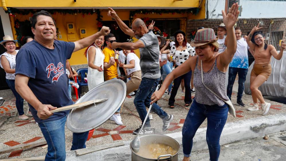 Así se vivió la fiesta callejera por el primer día del año en el barrio Castilla de Medellín con baile y sancocho. Foto Manuel Saldarriaga Quintero.