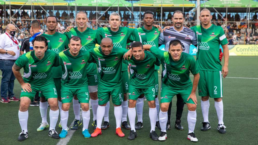 El juego, que se disputó en dos tiempos de 25 minutos, terminó con el empate 1-1 entre Paisitas y la Selección Senior Master (verde), dirigidos por Wilmar Pérez. Foto: Edwin Bustamante.