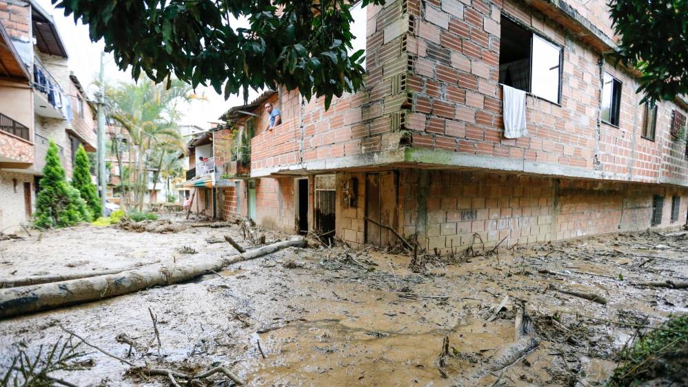 La emergencia se presentó por las fuertes lluvias que ocasionaron el daño en una tubería de una empresa privada y un deslizamiento de tierra. Foto: Esneyder Gutiérrez
