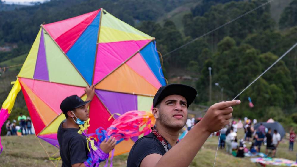 Fue un rato de diversión para los asistentes que aparte de elevar sus cometas, también disfrutaron de un sancocho en familia y amigos. Foto: Manuel Saldarriaga Quintero.