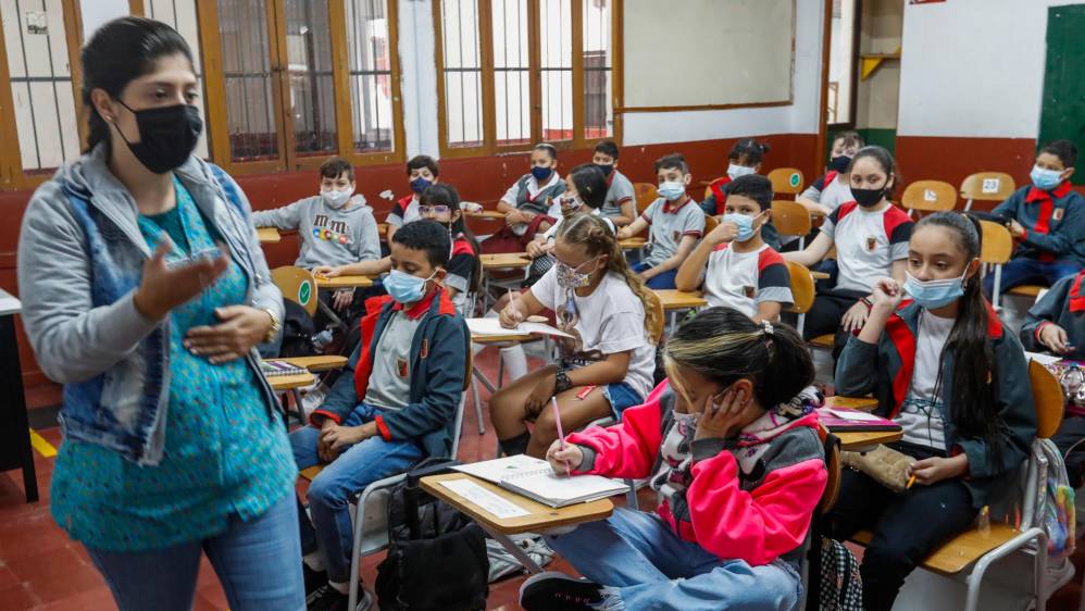 Algunas instituciones optaron por volver de manera escalonada durante esta semana a clases. Fue el caso de la sede primaria de la Institución Educativa Manuel Uribe Ángel, en Envigado. FOTO MANUEL SALDARRIAGA 