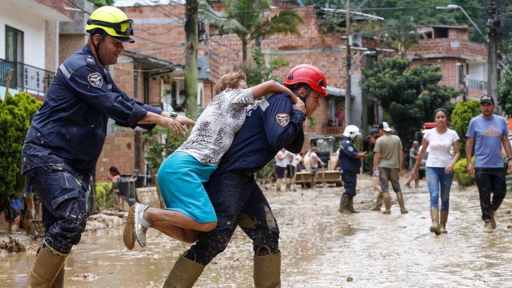 La población afectada fue socorrida por los bomberos del municipio y personal de la defensa civil. Foto: Esneyder Gutiérrez