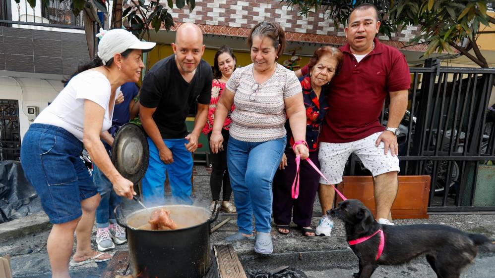 En el barrio Belén de Medellín familias enteras y hasta sus mascotas hacen parte de la fiesta detrás de una olla de sancocho. Foto Manuel Saldarriaga Quintero. 