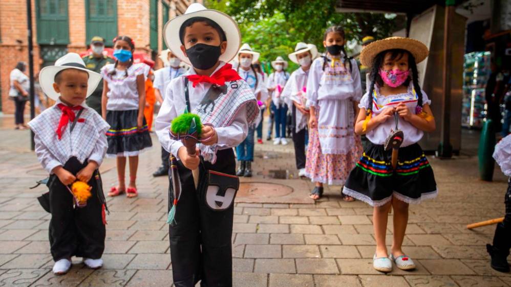 Los niños con su poncho, su sombrero y sus caballitos de palos, se movieron al trote por Carabobo, en el Centro de Medellín. Foto: Carlos Velásquez