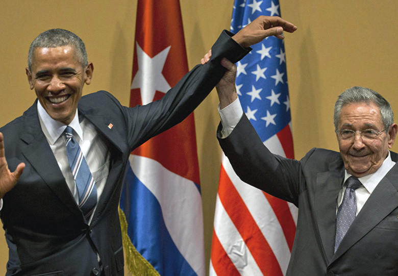 Obama y Castro, en un extraño saludo. FOTO AP
