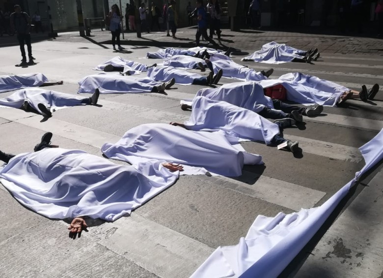¿Por qué había cuerpos cubiertos con sábanas en el Centro de Medellín?