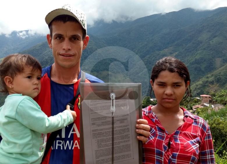 Arriba: Yeison y su familia con el subsidio. Derecha: Olga y Albeiro reciben su subisidio. FOTO Ricardo Monsalve