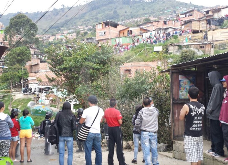 Un panorama de tensión entre algunos pobladores y la fuerza pública impide el desalojo. FOTO ALEX ANDRÉS HEREIRA