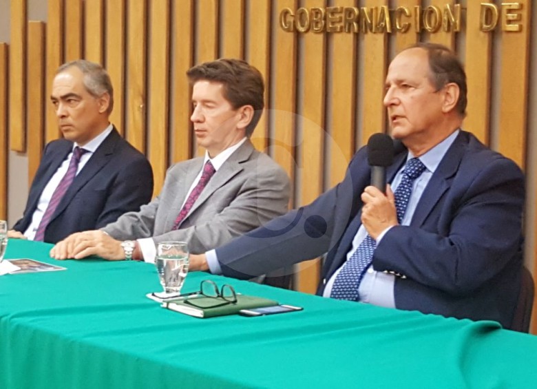Izq. a der. Rodrigo Rivera, comisionado para la paz; Luis Pérez, gobernador, y Juan C. Restrepo, negociador. FOTO Javier Macías