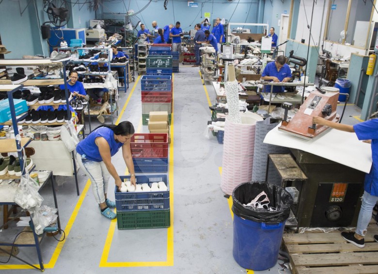 Aspecto de una de las 22 fábricas de calzado, ubicada en el centro de Medellín, que aumentó su producción tras aplicar el Modelo Integral de Productividad, de Acicam. FOTO Edwin Bustamante