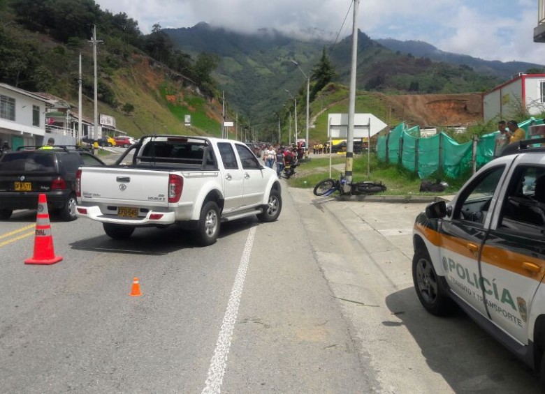 Accidente en el sector La Aldea, vía Medellín-Santa Fe de Antioquia. FOTO CORTESÍA GUARDIANES ANTIOQUIA
