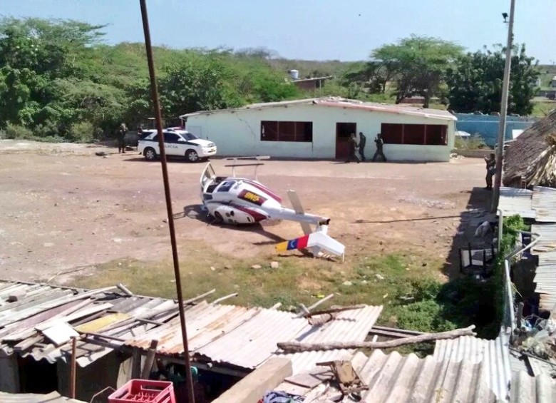 Testigos de la zona indicaron que una ambulancia venezolana acudió al lugar del accidente y rescató dos personas que se encuentran heridas y fueron remitidas al país vecino. FOTO CORTESÍA