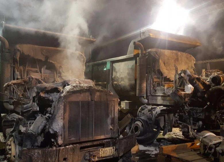En Puerto Valdivia, miembros del Eln quemaron cuatro vehículos que prestaban servicios a HidroItuango. FOTO Cortesía Alcaldía Valdivia
