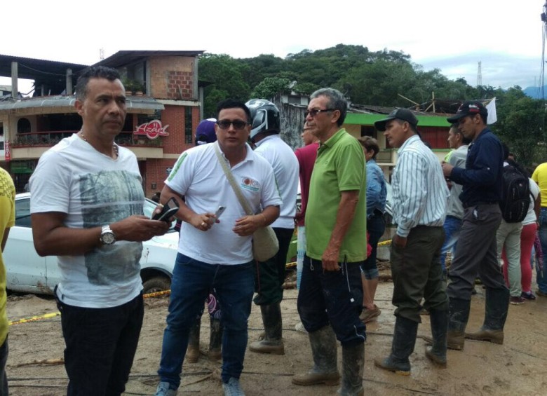 En el centro, Róbinson López quien hospedó en su casa a 25 personas y hoy está en Bogotá en busca de ayuda. FOTO cortesía