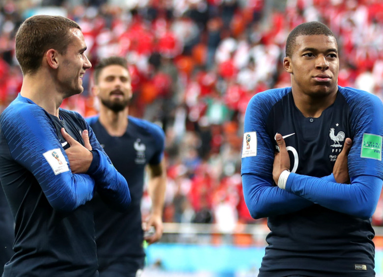 Antoine Griezmann (izquierda) y Kylian Mbappé aportaron ocho goles (cuatro cada uno) de los 14 que sumó la selección francesa en el Mundial de Rusia. FOTO EFE