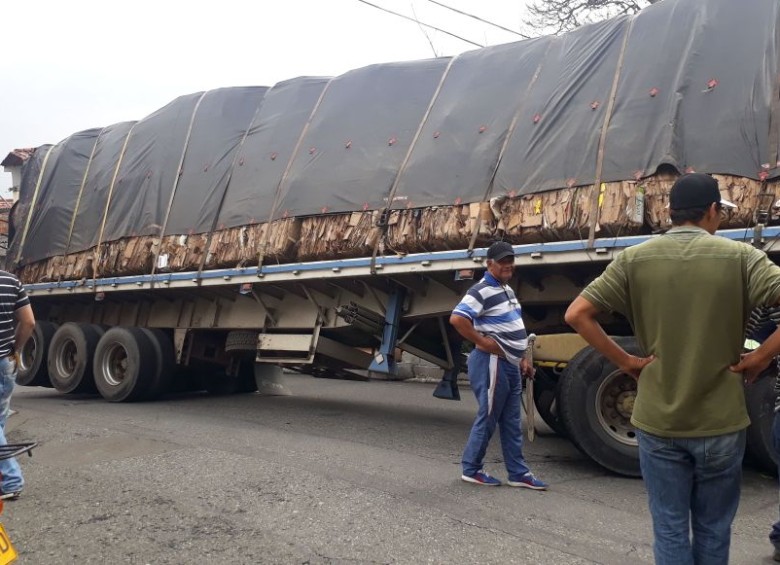 Camión volteó su carga en Campo Valdés