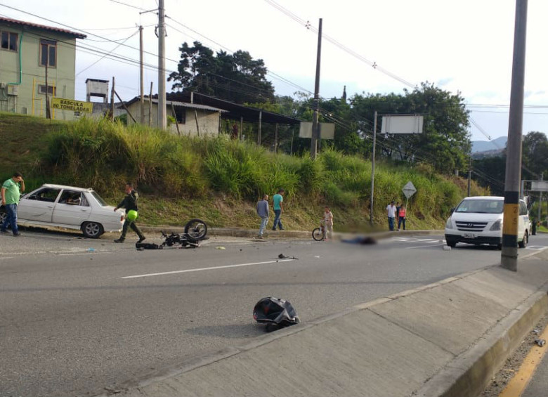 Las dos personas que se movilizaban en la motocicleta resultaron heridas. FOTO CORTESÍA GUARDIANES ANTIOQUIA