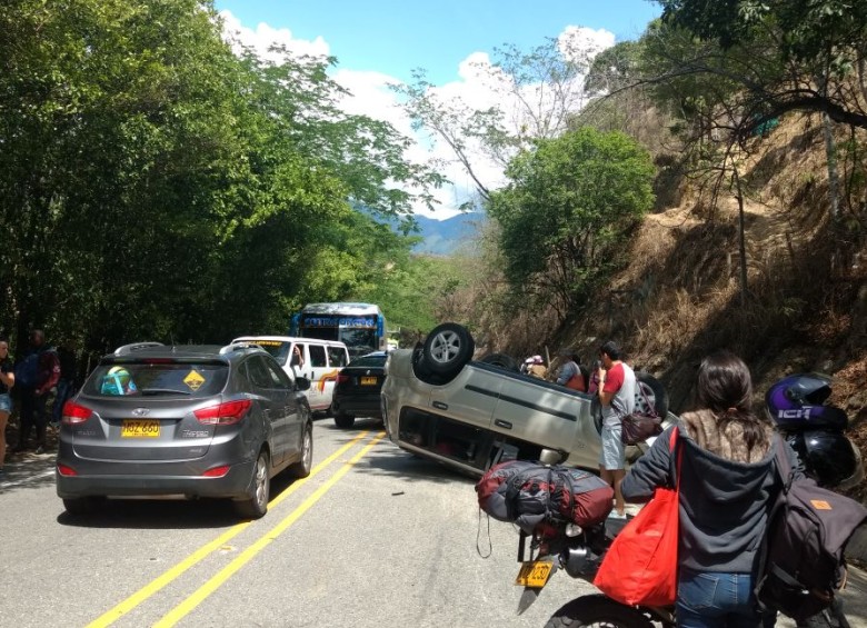 Accidente cerca a las partidas de Aurra, en la vía Medellín-Santa Fe de Antioquia. FOTO CORTESÍA GUARDIANES ANTIQOUIA