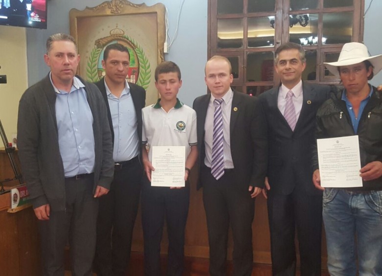 Johan Alexis y su padre Miguel recibieron diplomas en los que se les reconoce el aporte para salvar vidas durante la tragedia de Chapecoense. FOTO CORTESÍA ALCALDÍA LA CEJA