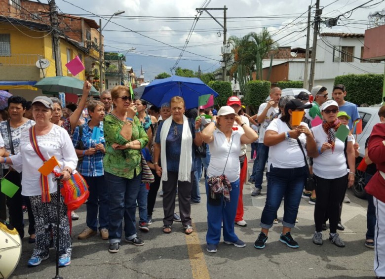 En el barrio Santa Lucía de Medellín marcharon contra los feminicidios