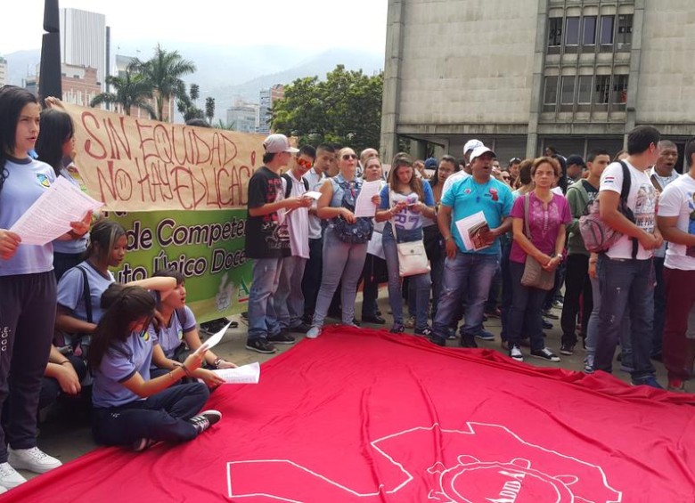 El plantón congregó a más de 8.000 personas entre docentes y funcionariosen el sector de La Alpujarra rechazando los incumplimientos del Gobierno. FOTO Jesus Gomez @jesagome