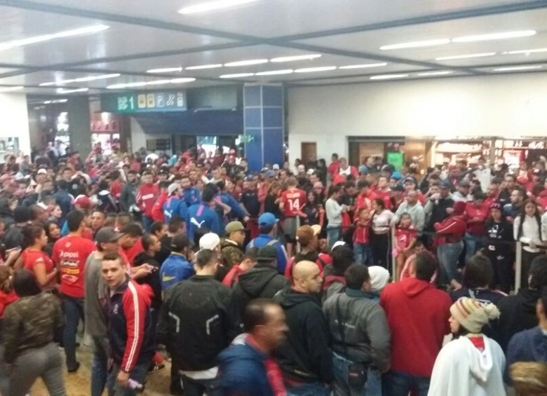 Así lucía el sector del aeropuerto por donde apareció el futbolista argentino. FOTO CORTESÍA RXN