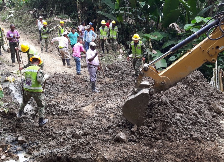 Según el Ejército, gracias al apoyo de la comunidad, la construcción de la vía costó 500 millones de pesos menos. FOTO: CORTESÍA EJÉRCITO
