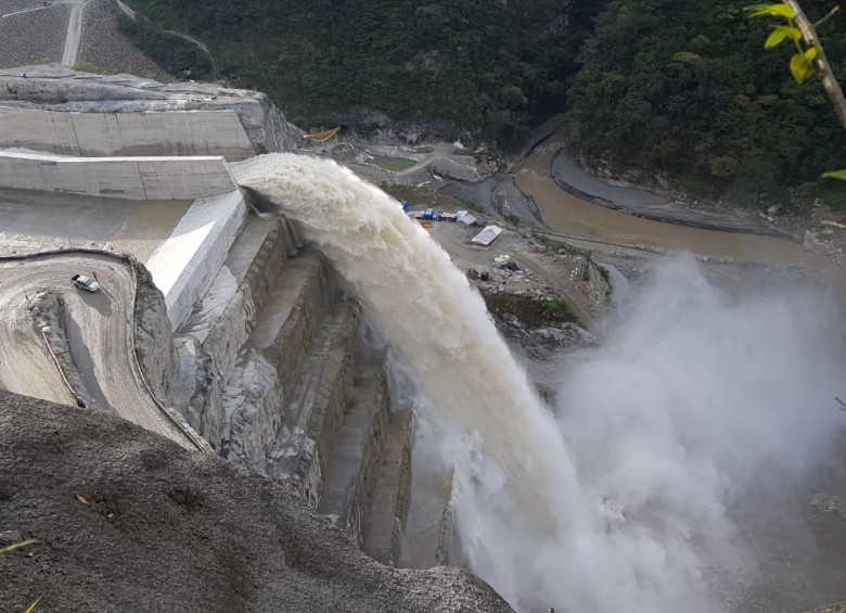 Invierno aumenta el caudal del río Cauca, lo que permitiría rebosar las aguas por el vertedero de la Hidroeléctrica Hidroituango. Foto: Cortesía