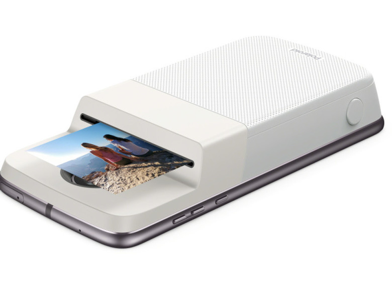 Así se ve el Moto Mod Polaroid Insta-Share Printer adaptado en el teléfono. FOTO: Cortesía Lenovo.