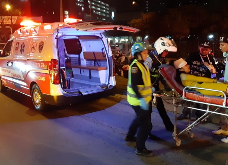 Una de las personas heridas recibe atención por parte de las autoridades. Foto Twitter Byron García