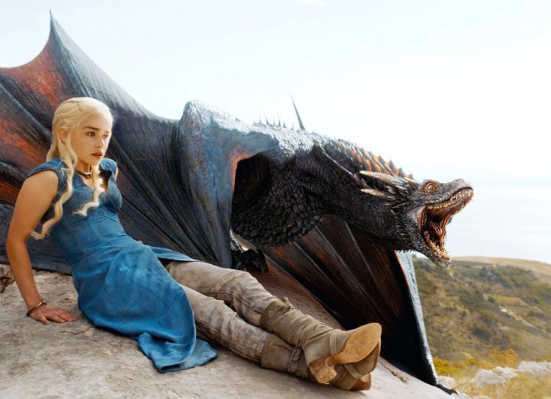 La actriz Emilia Clark en la serie Juego de Tronos interpreta a Daenerys Targaryen quien tiene muchas palabras en el idioma de ficción bajo valyrio. FOTO Cortesía HBO