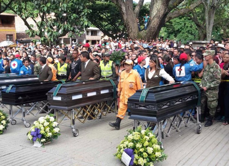 Al terminar la misa los cuerpos de las víctimas fueron llevados al cementerio municipal para darle cristiana sepultura. FOTO CORTESÍA