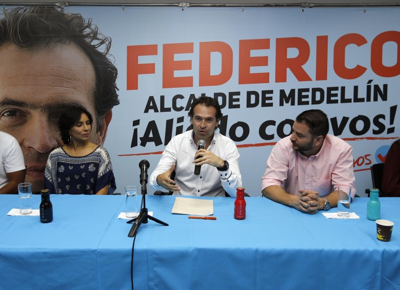 Federico Gutiérrez estuvo acompañado por 24 representantes sociales, culturales y empresariales. FOTO Juan Antonio sánchez 