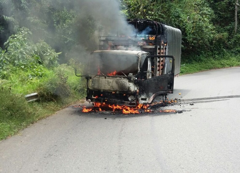 Este fue el camión que transportaba frutas, el cual fue quemado por los delincuentes en el municipio de Betulia. Foto cortesía.