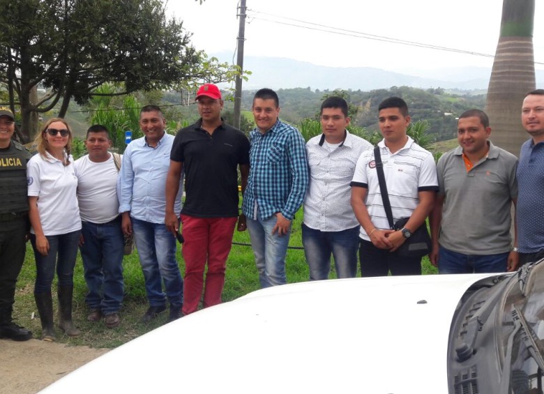En la tarde de este viernes fueron entregados los cuatro policías retenidos por una comunidad indígena en el Cauca. FOTO COLPRENSA