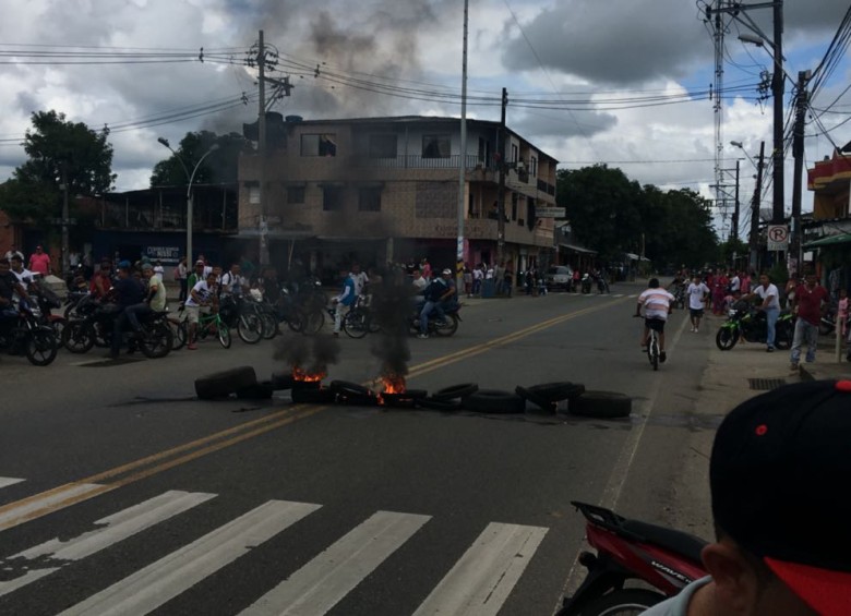 El miércoles la comunidad y algunos mineros intentaron bloquear con llantas quemadas y motos atravesadas la troncal a la Costa, pero la Fuerza Pública asumió pronto el control. FOTO Cortesía