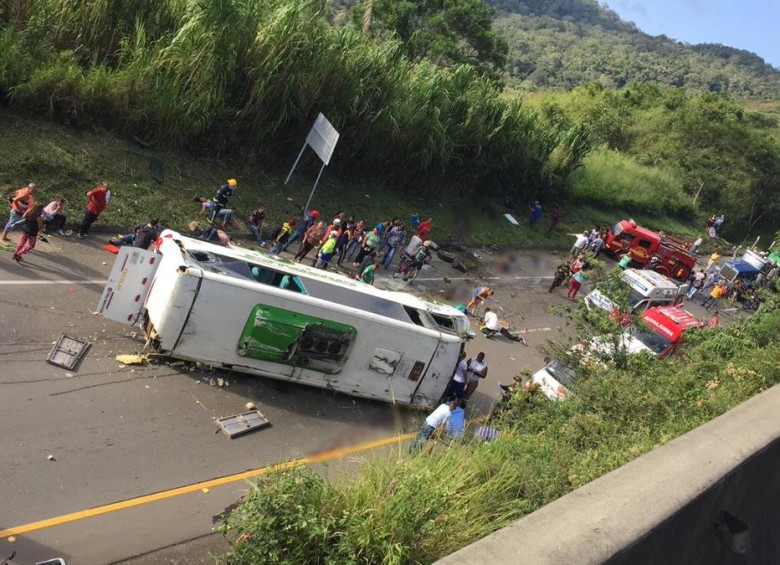 El accidente de una buseta de servicios especiales en Yotoco, Valle del Cauca. FOTO: Cortesía