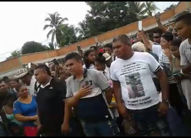 Camilo Villadiego Mesa, alias “Beto”, supuesto cabecilla financiero del frente Héroes del Nordeste de “los Urabeños”. Se lleva la mano al pecho mientras canta el himno durante el funeral de “Gavilán”. FOTO: Cortesía.