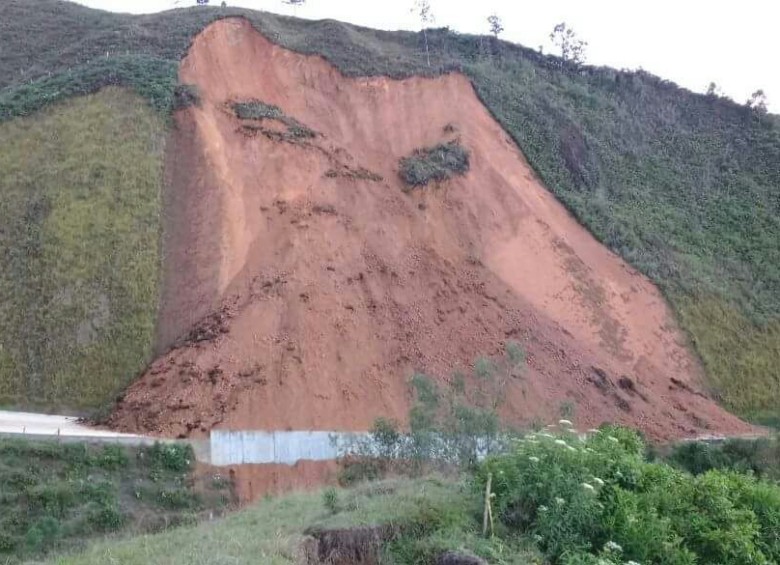 El derrumbe ocurrió en límites entre Antioquia y Chocó, muy cerca de El Carmen de Atrato. FOTO @EmisoraUtch