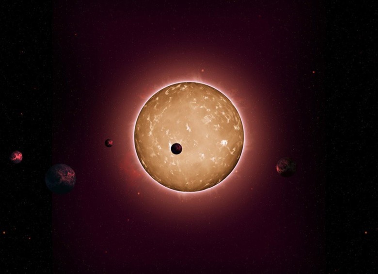 Kepler-444 es un 25 por ciento más pequeña que el Sol y bastante más fría, pero que con sus 11.200 millones de años casi triplica en edad al astro rey. FOTO AFP